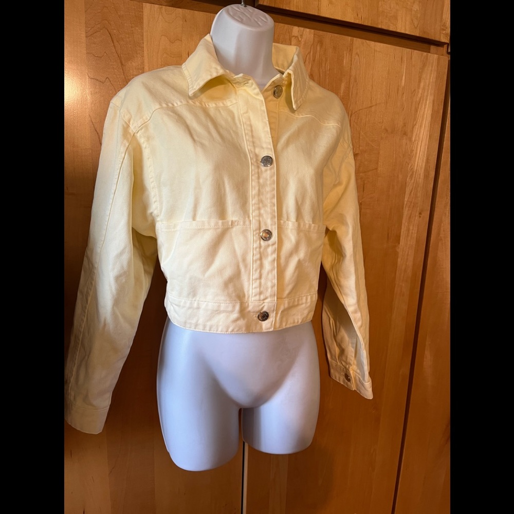 Brand new w tags! Lt yellow cropped jean jkt. Pull&Bear. Wmns sz xsm